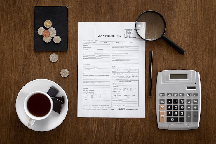 Foto grátis formulário de pedido de visto em uma mesa de madeira processamento de vistos registro plano lay
