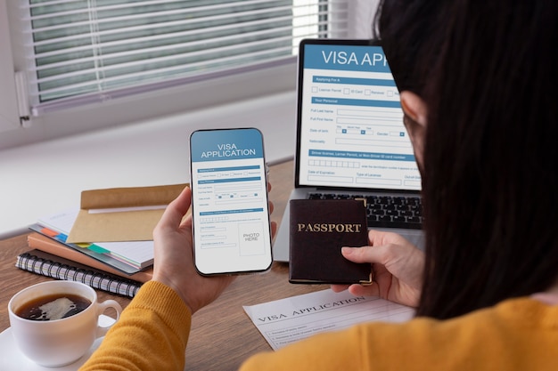 Foto grátis formulário de pedido de visto no smartphone