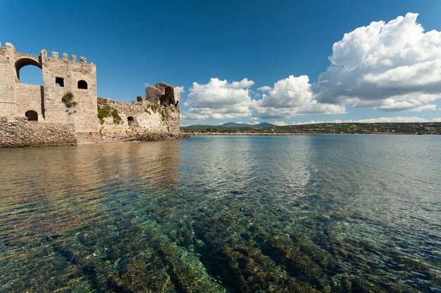 Fortaleza veneziana histórica sob um céu azul durante o dia na Grécia