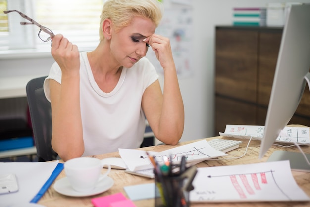 Forte dor de cabeça devido ao trabalho árduo