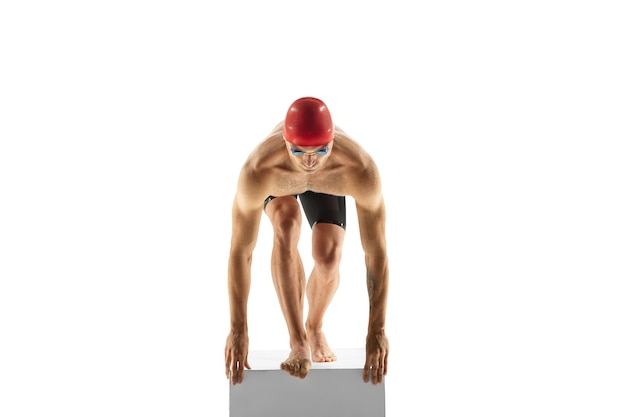 Forte. esportista profissional caucasiano, treinamento de nadador isolado no branco