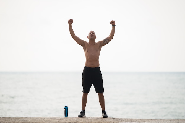 Foto grátis forte homem musculoso mostrando seu poder