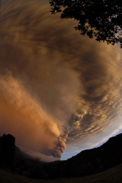 Forte tempestade de vento nas montanhas ao anoitecer