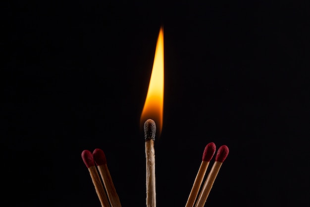 Foto grátis fósforo queimando com fundo escuro