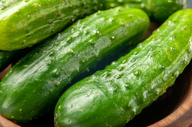 Foto a cores de pepinos verdes frescos em fundo azul refeição salada saúde alimentos maduros dieta