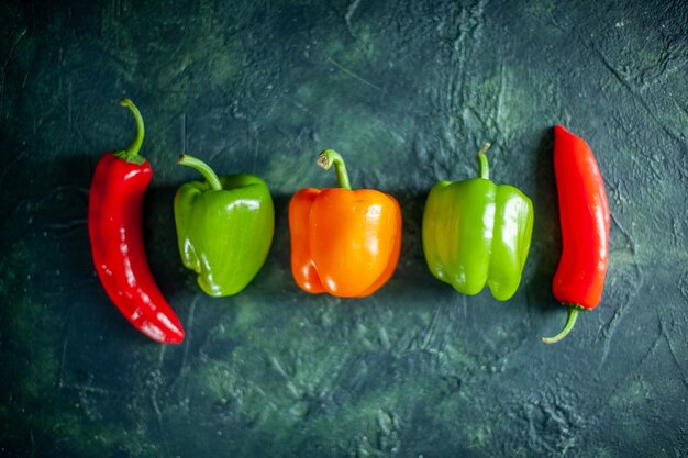 Foto a cores de pimenta com molho de vegetais e pimentão fresco com fundo azul escuro, vista de cima, tempero