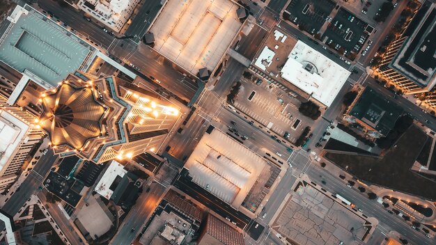 Foto aérea aérea da arquitetura moderna, com arranha-céus em uma cidade urbana