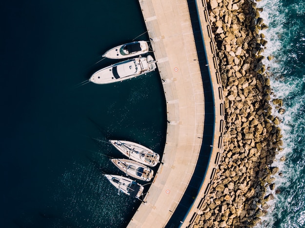 Foto grátis foto aérea aérea de veleiros brancos ancorados na costa do oceano