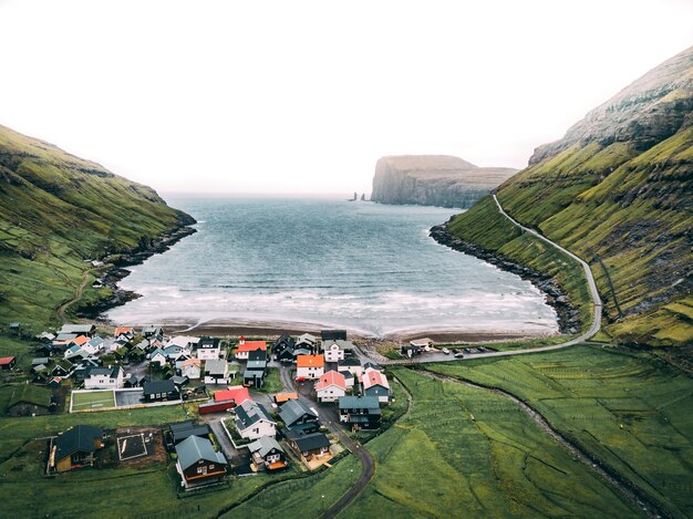 Foto aérea da costa do Mar Atlântico nas Ilhas Faroe