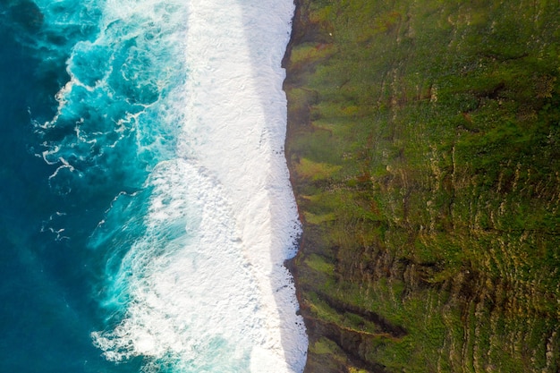 Foto aérea da ilha da madeira com o oceano atlântico
