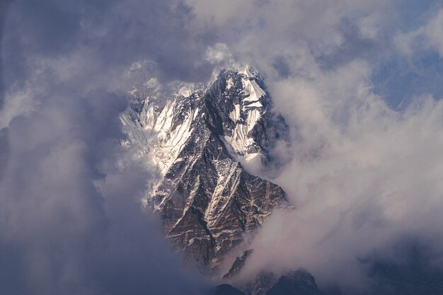 Foto aérea da montanha do Himalaia acima das nuvens