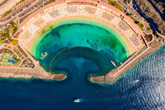 Foto aérea da praia de Amadores na ilha de Gran Canaria, na Espanha