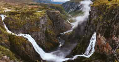 Foto grátis foto aérea das belas cachoeiras sobre as montanhas, capturada na noruega