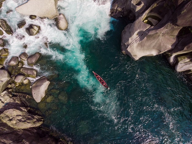 Foto aérea de barcos no rio Spiti perto de Kaza, Índia