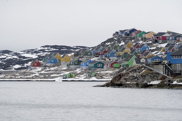 Foto aérea de casas coloridas na cidade de Aasiaat, Groenlândia
