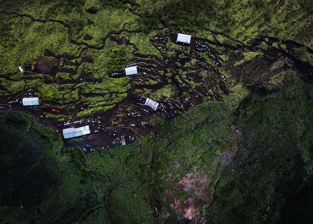 Foto grátis foto aérea de colinas cobertas de vegetação cercadas por edifícios sob a luz do sol