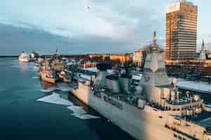 Foto grátis foto aérea de grandes navios militares em um porto durante o inverno