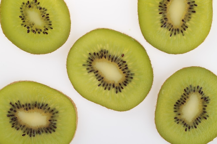 Foto grátis foto aérea de kiwis fatiados