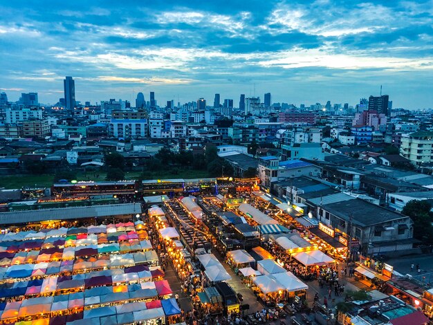 Foto aérea de tendas de mercado perto de edifícios sob um céu azul