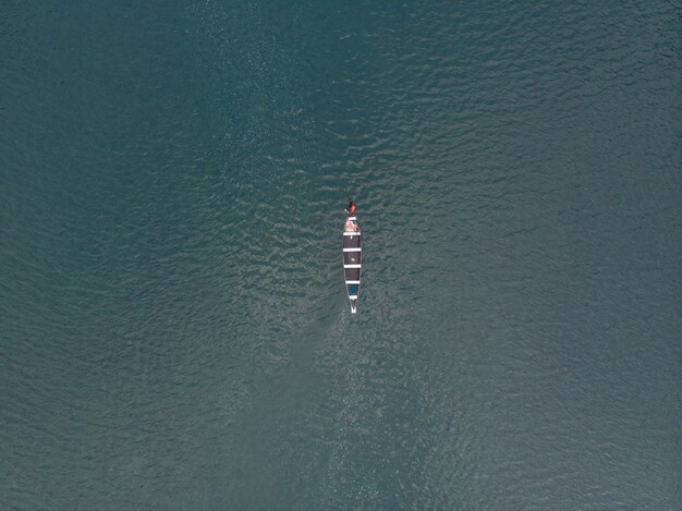 Foto aérea de um barco no rio Spiti, Índia
