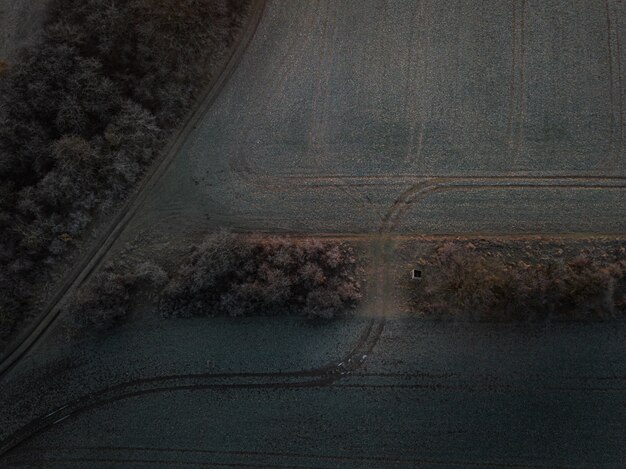 Foto aérea de um campo de fazenda com trilhas