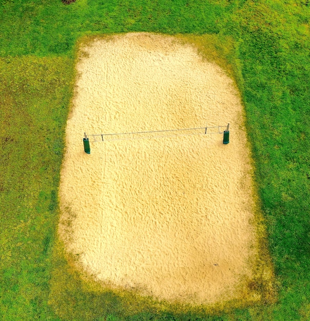 Foto grátis foto aérea de um campo de vôlei durante o dia