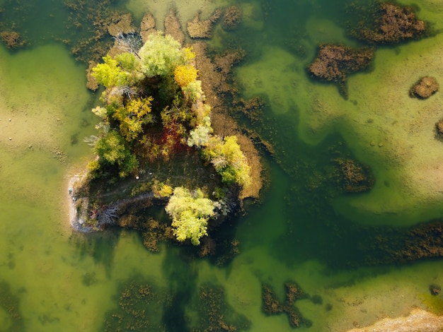 Foto aérea de um lago e uma paisagem
