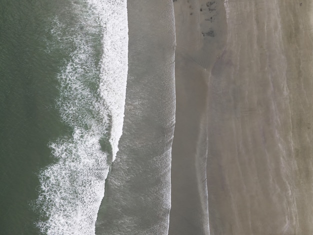 Foto aérea de um litoral