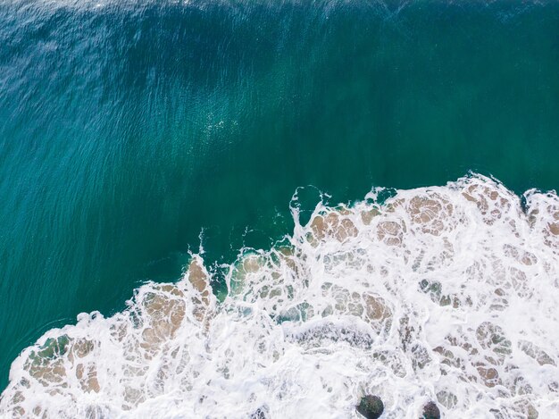 Foto aérea de um mar azul ondulado - perfeito para