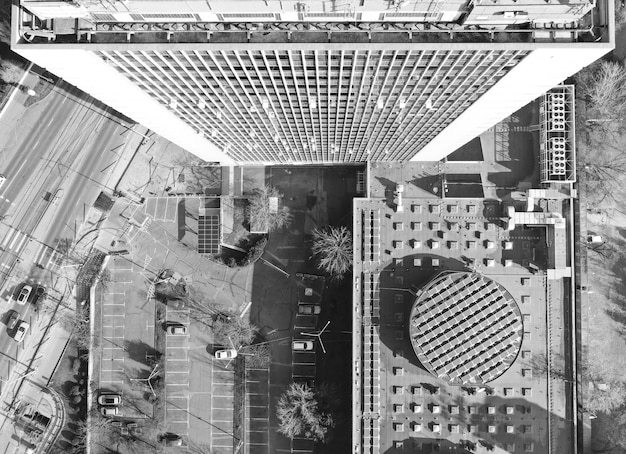 Foto aérea de um negócio alto edifício em preto e branco
