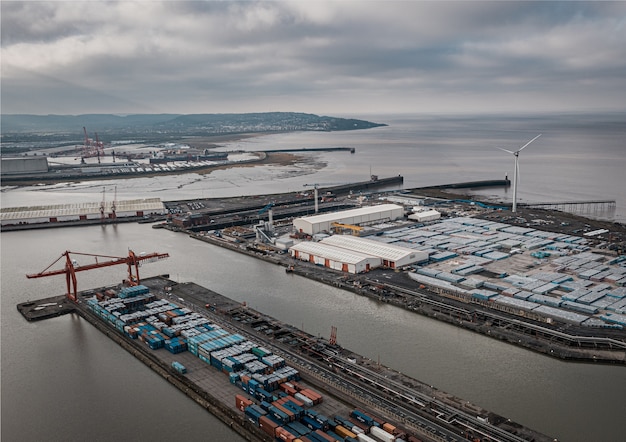 Foto grátis foto aérea de um porto industrial sob um céu nublado