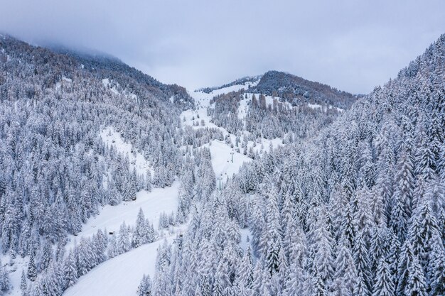 Foto aérea de uma bela paisagem de neve sob um céu nublado