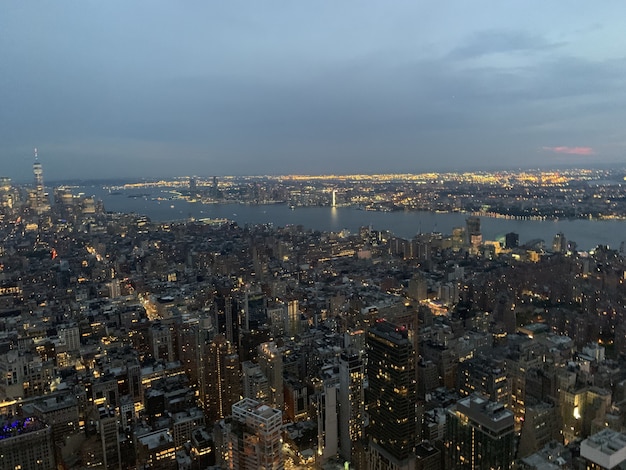 Foto aérea de uma megalópole com edifícios altos iluminados