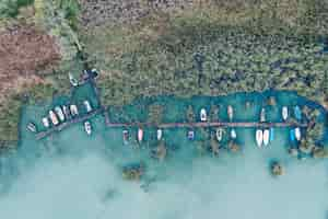 Foto grátis foto aérea de uma pequena doca na costa com barcos de pesca estacionados