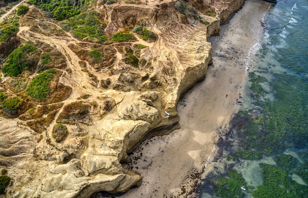 Foto aérea de uma praia durante o pôr do sol