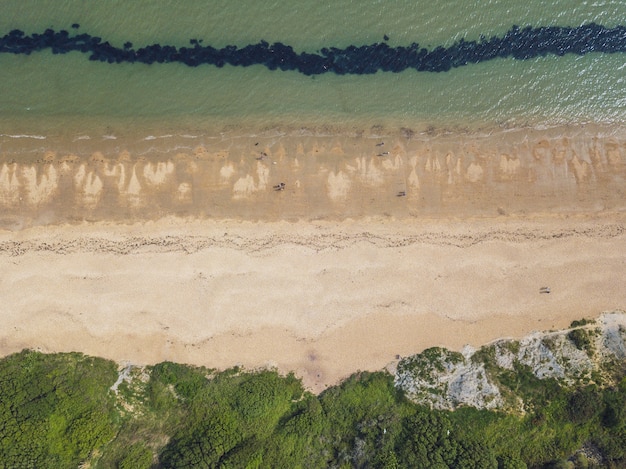 Foto aérea de uma praia e um mar perto de Bowleaze Cove em Weymouth, Reino Unido