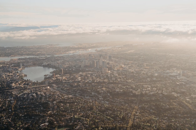 Foto aérea distante de uma cidade com arranha-céus e um lago