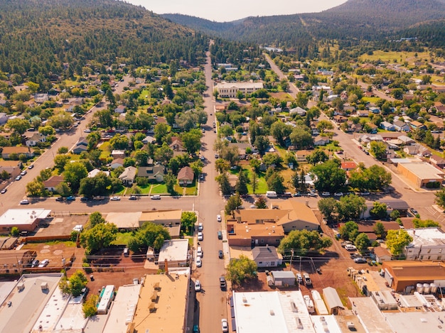 Foto aérea do centro da cidade de Williams, no Arizona, uma cena da cidade