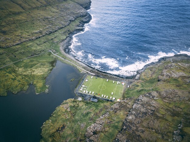 Foto aérea do estádio de futebol Eidi nas Ilhas Faroe