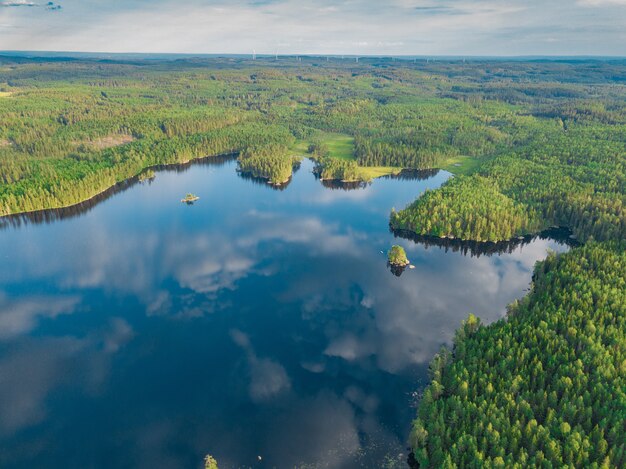 Foto aérea do lago Vanern cercado por uma vegetação incrível na Suécia