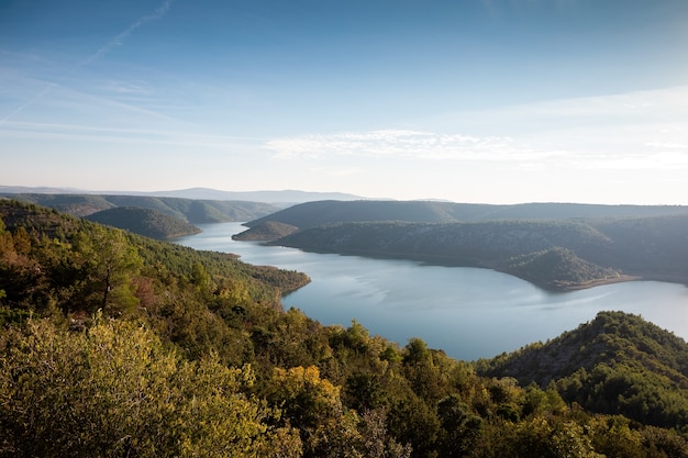 Foto aérea do lago Viscovacko, na Croácia, cercado por uma natureza incrível