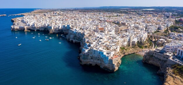 Foto aérea do mar Adriático e da paisagem urbana da cidade de Polignano a Mare, na Apúlia, sul da Itália