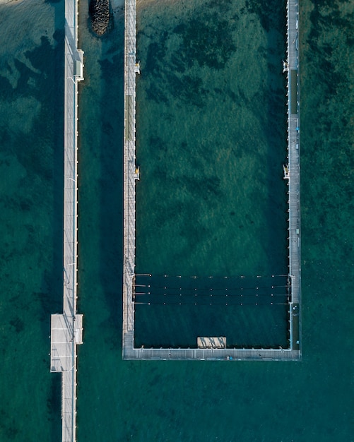 Foto grátis foto aérea do mar e uma piscina no mar na costa