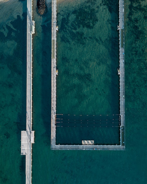 Foto aérea do mar e uma piscina no mar na costa