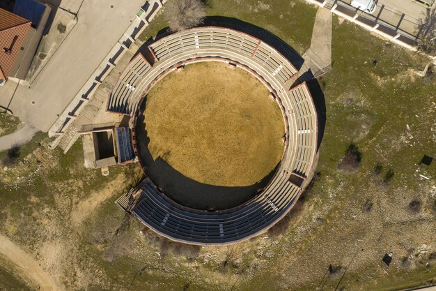 Foto aérea do pequeno estádio ao lado das casas