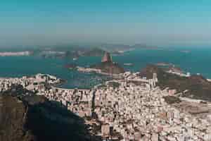 Foto grátis foto aérea do rio de janeiro cercado por morros e o mar sob um céu azul no brasil