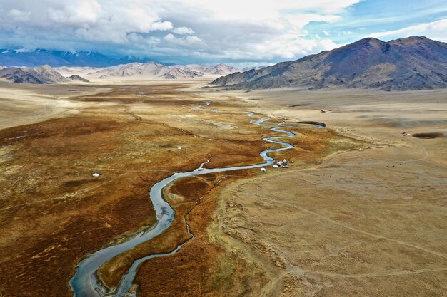 Foto aérea do rio Orkhon na Mongólia