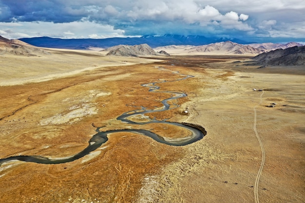 Foto aérea do rio orkhon na mongólia