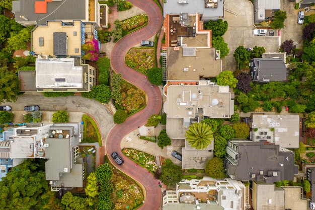Foto aérea dos prédios e ruas de um bairro