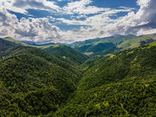 Foto aérea incrível de belas montanhas arborizadas na Armênia